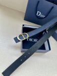 Dior Gravity 印花效果皮革，以牛皮革融合压花工艺，演绎经典的 Oblique 印花，展现 Dior 的精湛工艺。另一面则采用同色调光滑牛皮革。长度可调节，可搭配各式 35 毫米腰带扣。 /
