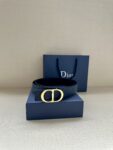Dior Gravity 印花效果皮革，以牛皮革融合压花工艺，演绎经典的 Oblique 印花，展现 Dior 的精湛工艺。另一面则采用同色调光滑牛皮革。长度可调节，可搭配各式 35 毫米腰带扣。 /