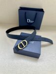 Dior Gravity 印花效果皮革，以牛皮革融合压花工艺，演绎经典的 Oblique 印花，展现 Dior 的精湛工艺。另一面则采用同色调光滑牛皮革。长度可调节，可搭配各式 35 毫米腰带扣。 /