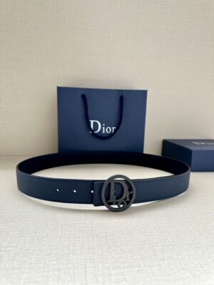 weigou_269325_0_92f37dae60 Dior Oblique 图案,经典元素呈现本季全新风采。设计精巧,可与各式 35 毫米腰带搭配,提升格调,打造现代精致的造型。 白/金色饰面黄铜,镌刻 Dior Oblique 图案 /