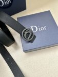 Dior Oblique 图案，经典元素呈现本季全新风采。设计精巧，可与各式 35 毫米腰带搭配，提升格调，打造现代精致的造型。 白/金色饰面黄铜，镌刻 Dior Oblique 图案 /