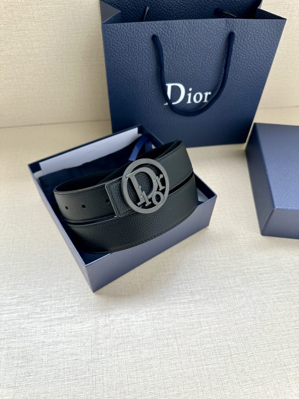 Dior Oblique 图案，经典元素呈现本季全新风采。设计精巧，可与各式 35 毫米腰带搭配，提升格调，打造现代精致的造型。 白/金色饰面黄铜，镌刻 Dior Oblique 图案 /