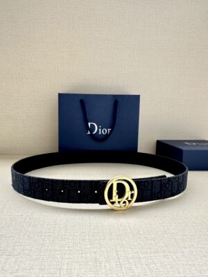 Dior 宽度3.5cm 这款金色饰面黄铜腰带扣是春季系列新品，致敬经典的 Oblique 图案。可与各式 35 毫米腰带搭配，彰显优雅气质与视觉风格。 /