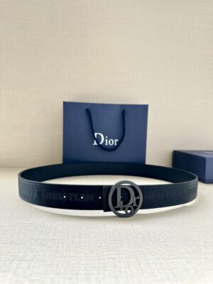Dior 宽度3.5cm 这款金色饰面黄铜腰带扣是春季系列新品，致敬经典的 Oblique 图案。可与各式 35 毫米腰带搭配，彰显优雅气质与视觉风格。 /