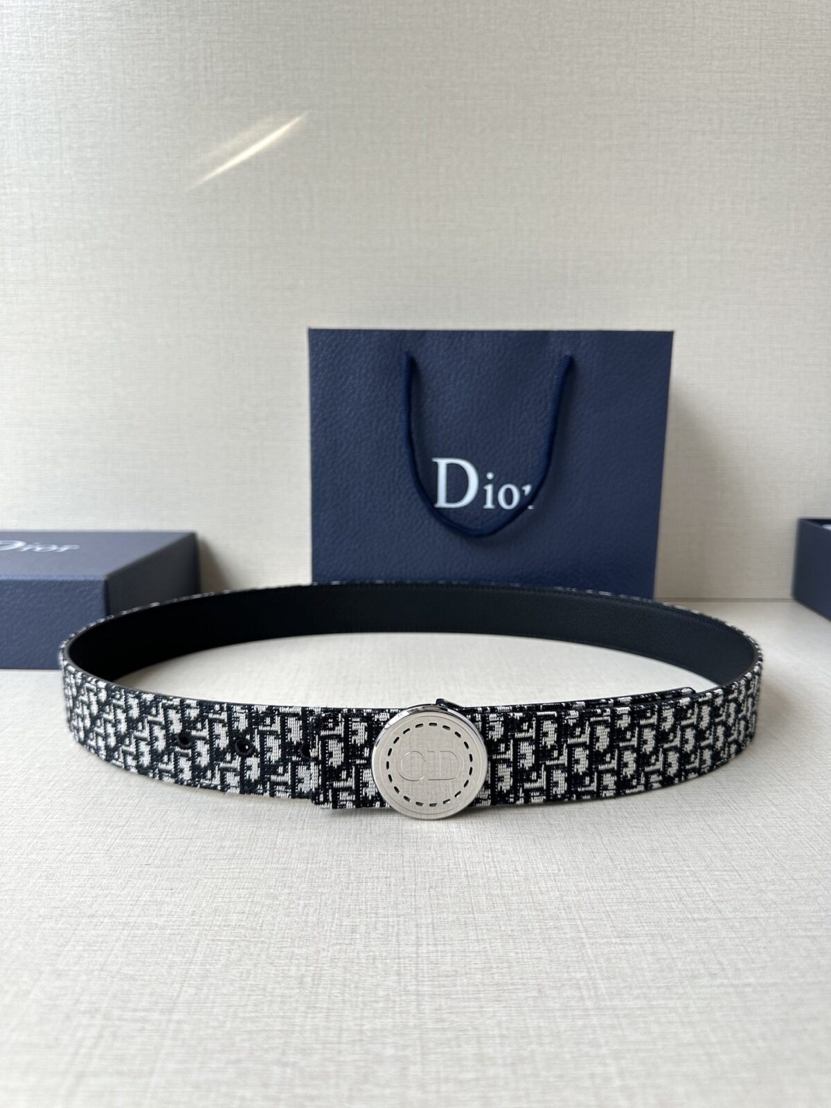 Dior Charm 腰带扣是夏季男装系列新品，采用不锈钢真空电镀菱饰面精心设计，重新演绎经典的 Dior 标志。可与各式 35 毫米腰带搭配，时尚高雅，相得益彰。 /