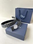 Dior Charm 腰带扣是夏季男装系列新品，采用不锈钢真空电镀菱饰面精心设计，重新演绎经典的 Dior 标志。可与各式 35 毫米腰带搭配，时尚高雅，相得益彰。 /