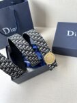 Dior Charm 腰带扣是夏季男装系列新品，采用不锈钢真空电镀菱饰面精心设计，重新演绎经典的 Dior 标志。可与各式 35 毫米腰带搭配，时尚高雅，相得益彰。 /