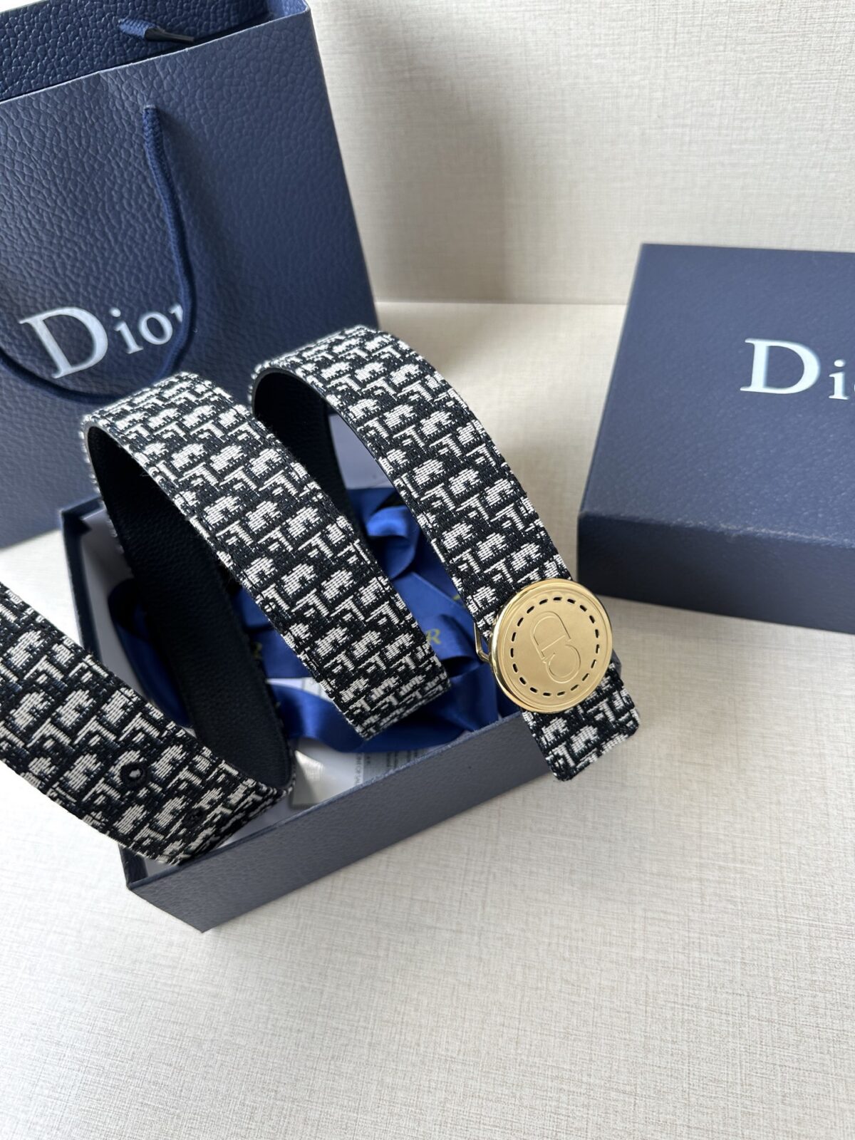 Dior Charm 腰带扣是夏季男装系列新品，采用不锈钢真空电镀菱饰面精心设计，重新演绎经典的 Dior 标志。可与各式 35 毫米腰带搭配，时尚高雅，相得益彰。 /