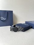 Dior Charm 腰带扣是夏季男装系列新品，采用不锈钢真空电镀菱饰面精心设计，重新演绎经典的 Dior 标志。可与各式 35 毫米腰带搭配，时尚高雅，相得益彰。 /