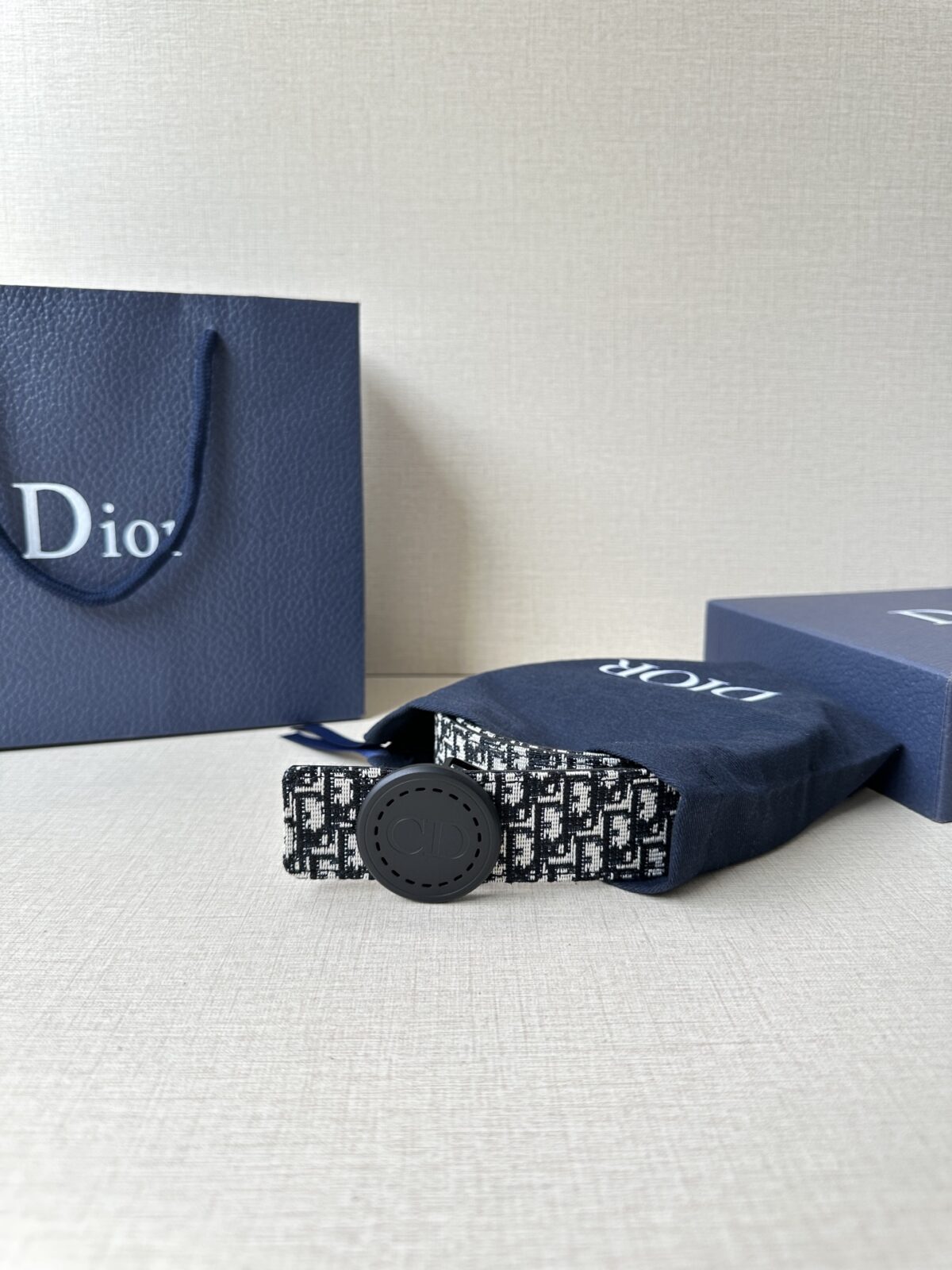 Dior Charm 腰带扣是夏季男装系列新品，采用不锈钢真空电镀菱饰面精心设计，重新演绎经典的 Dior 标志。可与各式 35 毫米腰带搭配，时尚高雅，相得益彰。 /