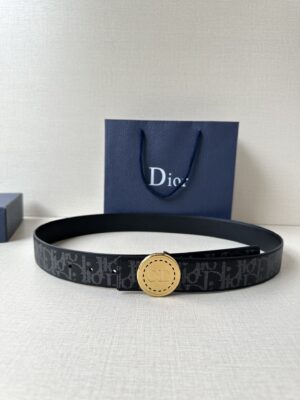 weigou_269524_0_5fbc2a4afc Dior Charm 腰带扣是夏季男装系列新品,采用不锈钢真空电镀菱饰面精心设计,重新演绎经典的 Dior 标志。可与各式 35 毫米腰带搭配,时尚高雅,相得益彰。 /