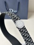 Dior Charm 腰带扣是夏季男装系列新品，采用不锈钢真空电镀菱饰面精心设计，重新演绎经典的 Dior 标志。可与各式 35 毫米腰带搭配，时尚高雅，相得益彰。 /
