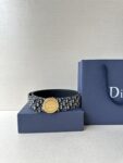 Dior Charm 腰带扣是夏季男装系列新品，采用不锈钢真空电镀菱饰面精心设计，重新演绎经典的 Dior 标志。可与各式 35 毫米腰带搭配，时尚高雅，相得益彰。 /
