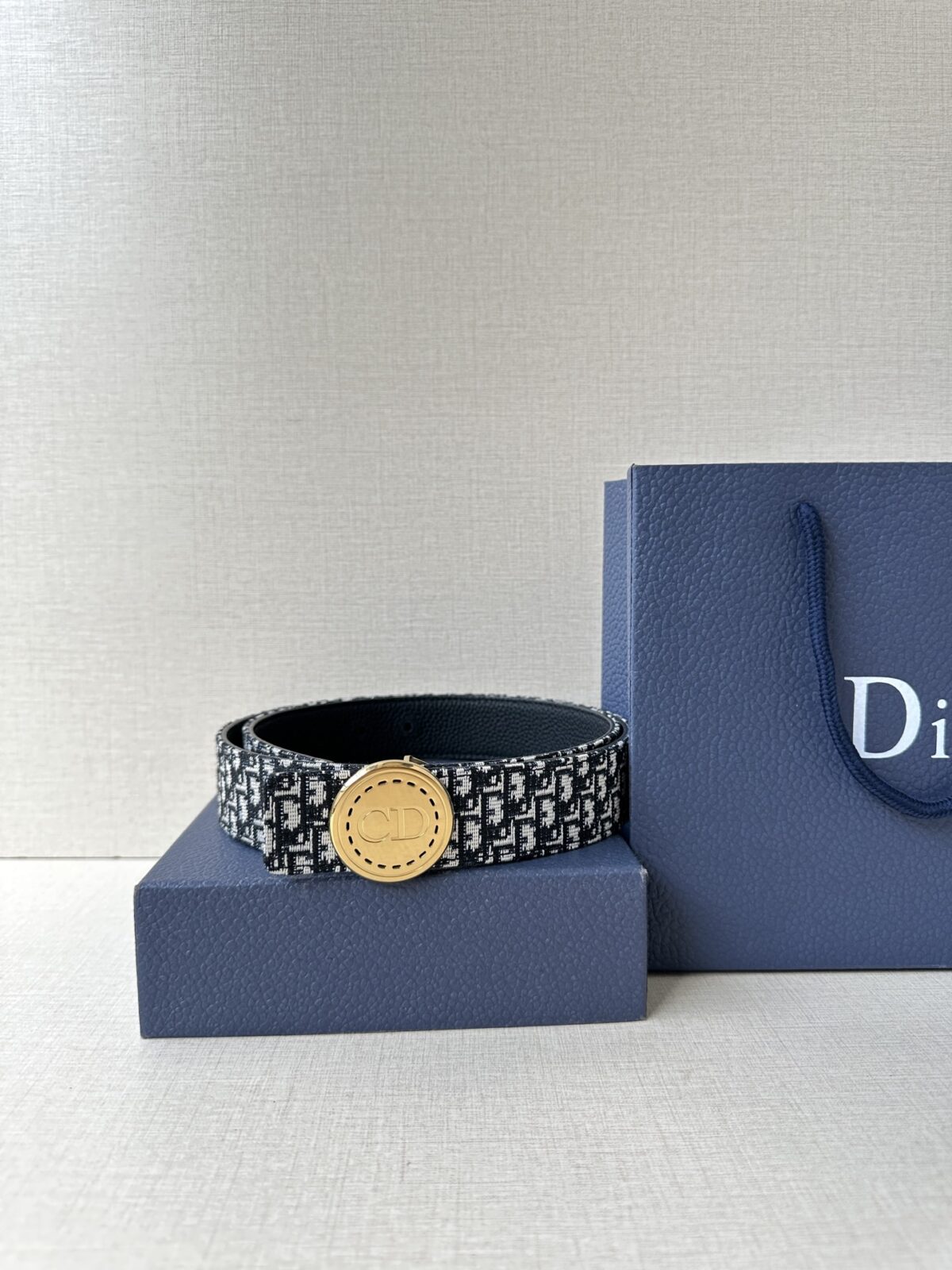 Dior Charm 腰带扣是夏季男装系列新品，采用不锈钢真空电镀菱饰面精心设计，重新演绎经典的 Dior 标志。可与各式 35 毫米腰带搭配，时尚高雅，相得益彰。 /