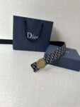 Dior Charm 腰带扣是夏季男装系列新品，采用不锈钢真空电镀菱饰面精心设计，重新演绎经典的 Dior 标志。可与各式 35 毫米腰带搭配，时尚高雅，相得益彰。 /