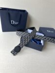 Dior Charm 腰带扣是夏季男装系列新品，采用不锈钢真空电镀菱饰面精心设计，重新演绎经典的 Dior 标志。可与各式 35 毫米腰带搭配，时尚高雅，相得益彰。 /