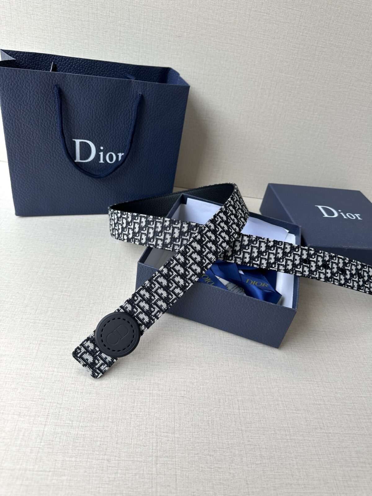 Dior Charm 腰带扣是夏季男装系列新品，采用不锈钢真空电镀菱饰面精心设计，重新演绎经典的 Dior 标志。可与各式 35 毫米腰带搭配，时尚高雅，相得益彰。 /