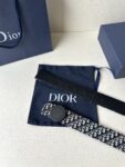 Dior Charm 腰带扣是夏季男装系列新品，采用不锈钢真空电镀菱饰面精心设计，重新演绎经典的 Dior 标志。可与各式 35 毫米腰带搭配，时尚高雅，相得益彰。 /
