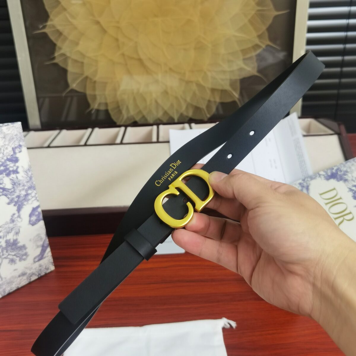Dior CD 皮带/腰带 T时尚万能百搭单品：又欲又A 可做皮带又可以当腰带 牛仔裤连衣裙西装大衣都可以搭配 深得我心 是它没错了 材质：CD扣纯铜五金 皮带是牛皮的，手 感柔软 宽度尺寸: /