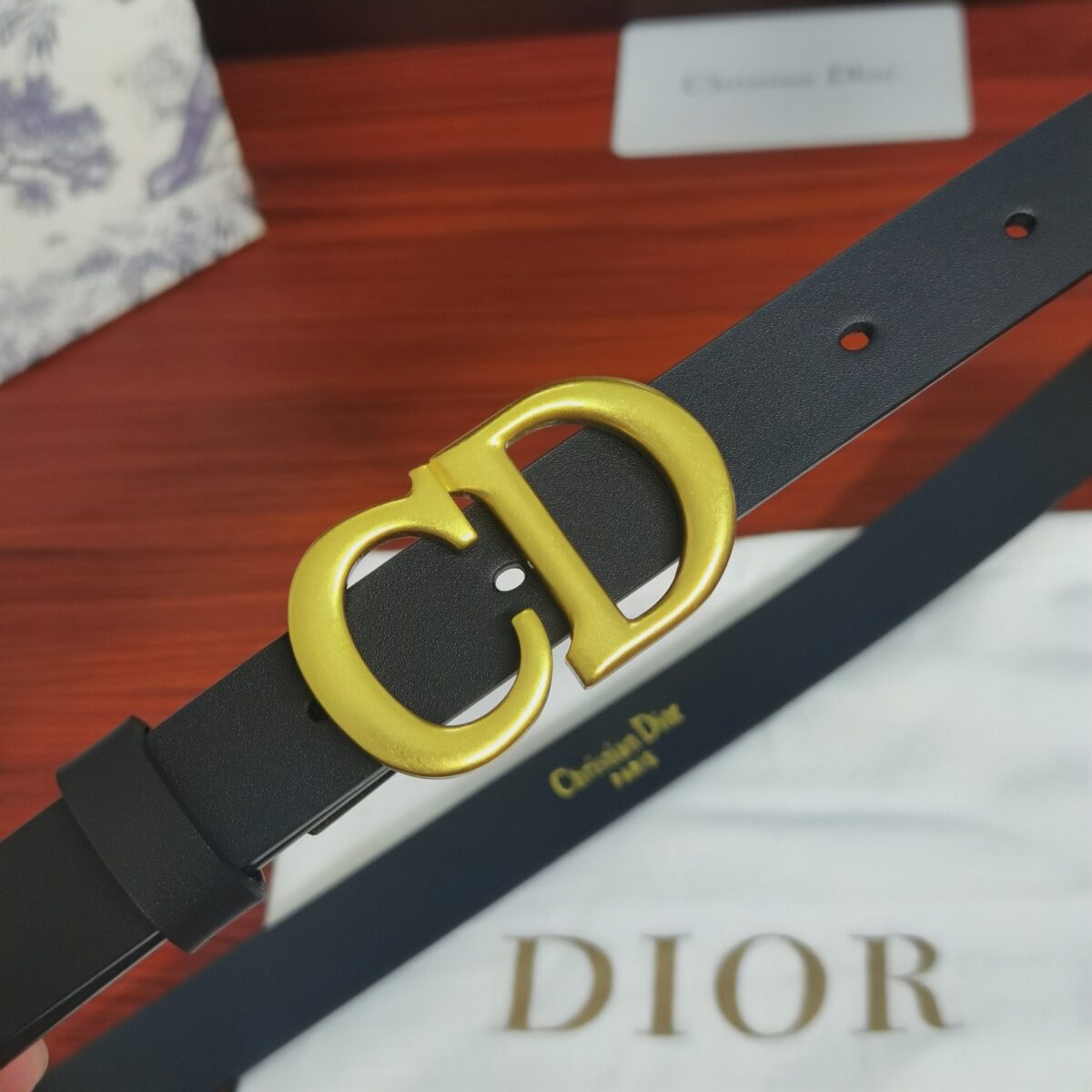 Dior CD 皮带/腰带 T时尚万能百搭单品：又欲又A 可做皮带又可以当腰带 牛仔裤连衣裙西装大衣都可以搭配 深得我心 是它没错了 材质：CD扣纯铜五金 皮带是牛皮的，手 感柔软 宽度尺寸: /