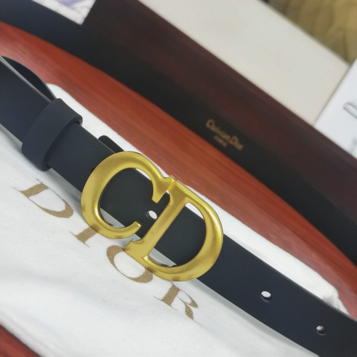 Dior CD 皮带/腰带 T时尚万能百搭单品：又欲又A 可做皮带又可以当腰带 牛仔裤连衣裙西装大衣都可以搭配 深得我心 是它没错了 材质：CD扣纯铜五金 皮带是牛皮的，手 感柔软 宽度尺寸: /