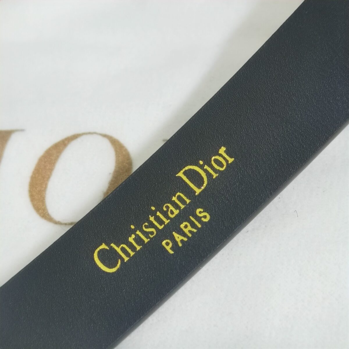 Dior CD 皮带/腰带 T时尚万能百搭单品：又欲又A 可做皮带又可以当腰带 牛仔裤连衣裙西装大衣都可以搭配 深得我心 是它没错了 材质：CD扣纯铜五金 皮带是牛皮的，手 感柔软 宽度尺寸: /
