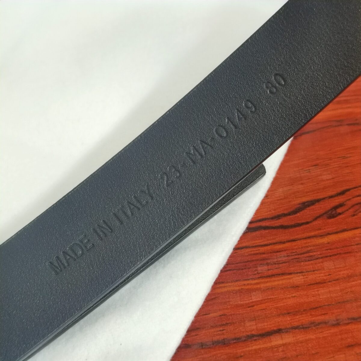 Dior CD 皮带/腰带 T时尚万能百搭单品：又欲又A 可做皮带又可以当腰带 牛仔裤连衣裙西装大衣都可以搭配 深得我心 是它没错了 材质：CD扣纯铜五金 皮带是牛皮的，手 感柔软 宽度尺寸: /