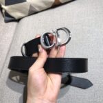dior ZP同步 该款采用意大利双面头层平纹腰带。宽度30MM上身效果巨好！时髦中带着随性和酷感。码数齐全。 /
