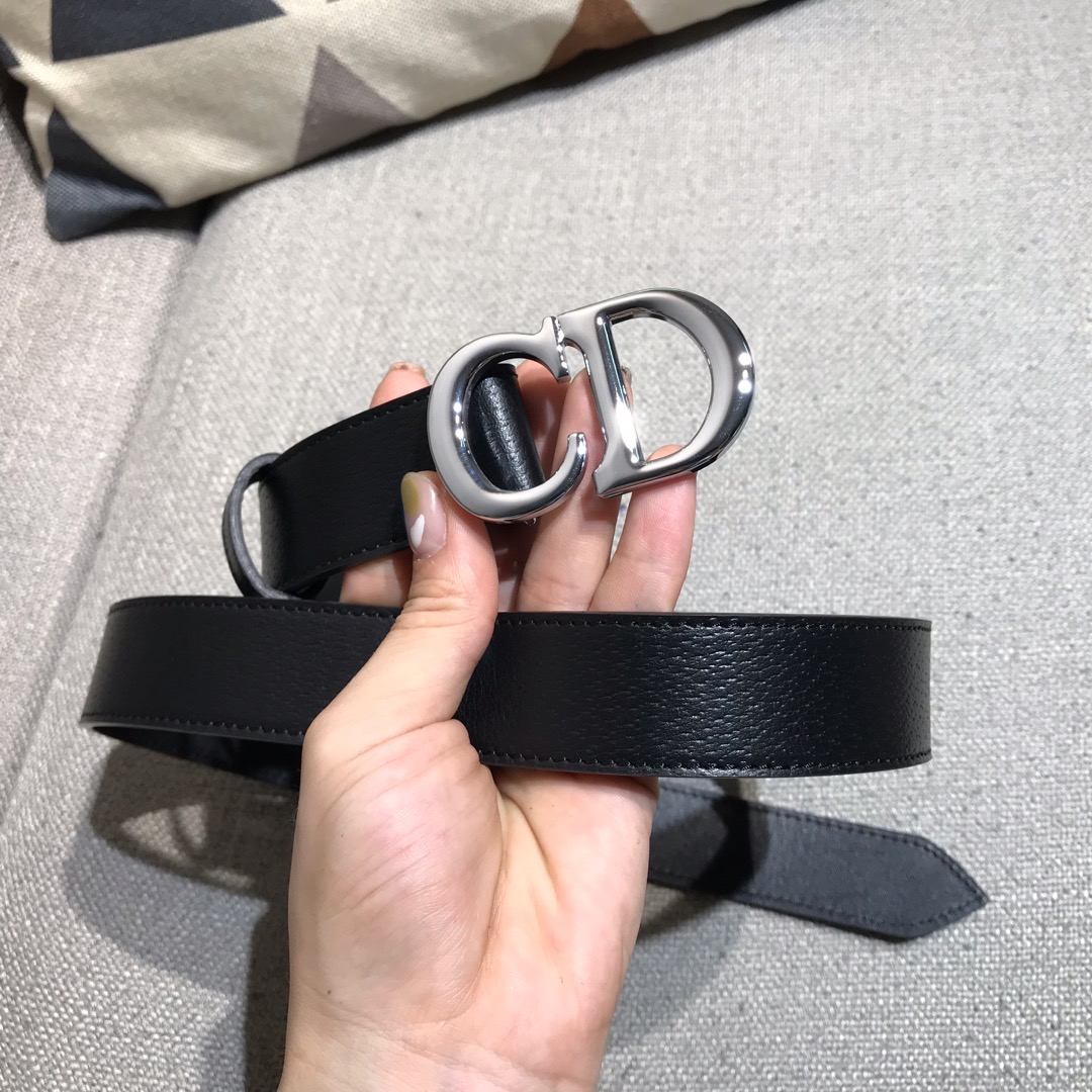 dior ZP同步 该款采用意大利双面头层平纹腰带。宽度30MM上身效果巨好！时髦中带着随性和酷感。码数齐全。 /
