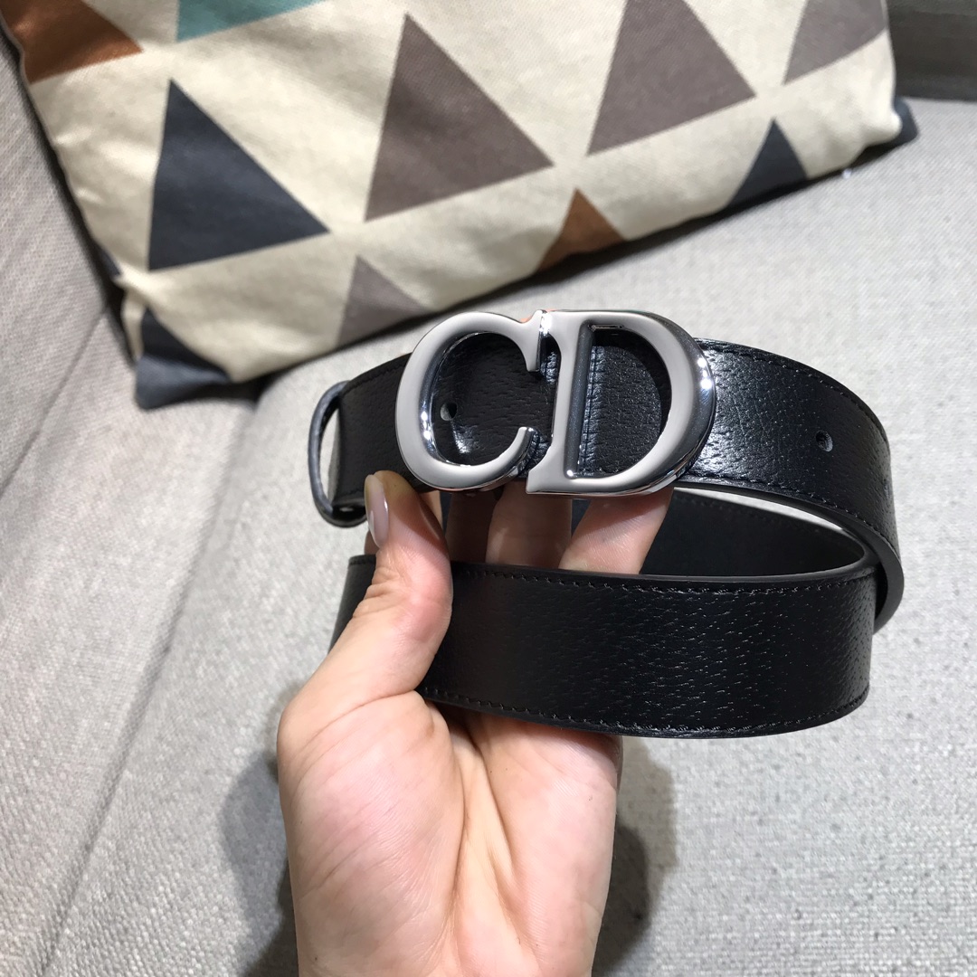 dior ZP同步 该款采用意大利双面头层平纹腰带。宽度30MM上身效果巨好！时髦中带着随性和酷感。码数齐全。 /