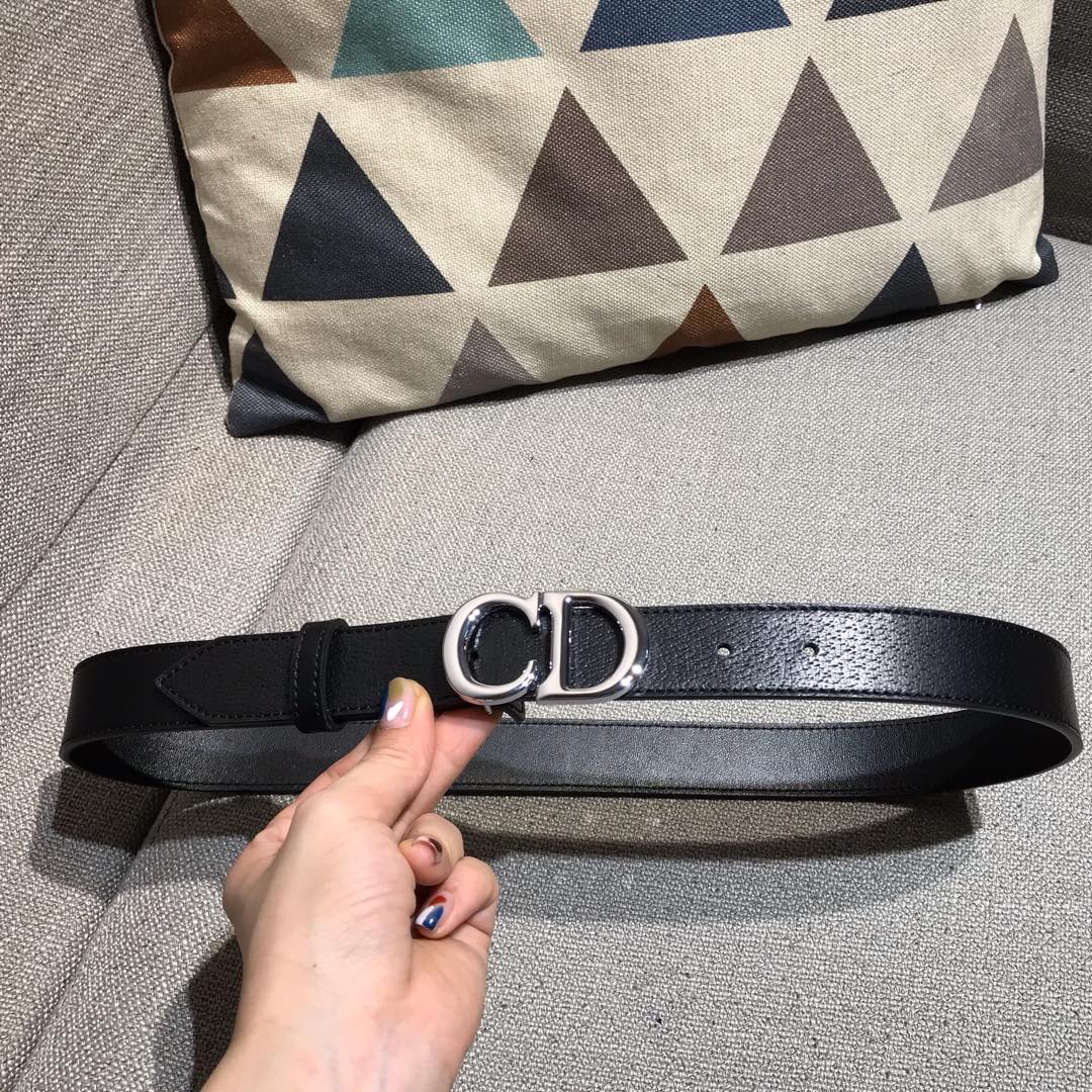 dior ZP同步 该款采用意大利双面头层平纹腰带。宽度30MM上身效果巨好！时髦中带着随性和酷感。码数齐全。 /