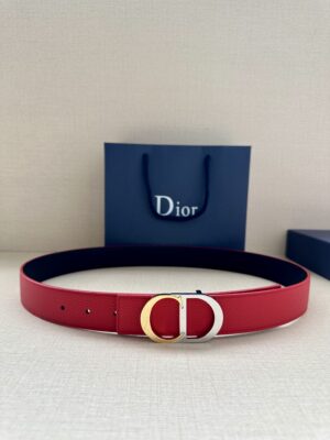 Dior 新款单品，延续经典设计，饰以 CD Icon 标志。光金和白色金属覆层形成鲜明的对比。可与各式 35 毫米腰带搭配，提升格调，打造优雅精致的造型。 /
