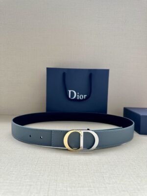 Dior 新款单品，延续经典设计，饰以 CD Icon 标志。光金和白色金属覆层形成鲜明的对比。可与各式 35 毫米腰带搭配，提升格调，打造优雅精致的造型。 /