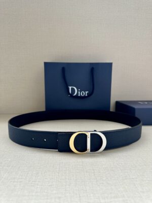 Dior 新款单品，延续经典设计，饰以 CD Icon 标志。光金和白色金属覆层形成鲜明的对比。可与各式 35 毫米腰带搭配，提升格调，打造优雅精致的造型。 /