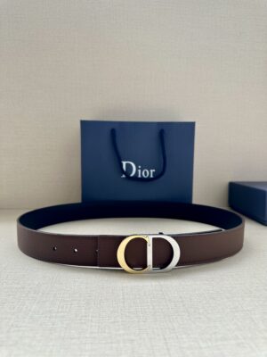 Dior 新款单品，延续经典设计，饰以 CD Icon 标志。光金和白色金属覆层形成鲜明的对比。可与各式 35 毫米腰带搭配，提升格调，打造优雅精致的造型。 /