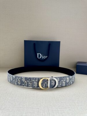 Dior 新款单品，延续经典设计，饰以 CD Icon 标志。光金和白色金属覆层形成鲜明的对比。可与各式 35 毫米腰带搭配，提升格调，打造优雅精致的造型。 /