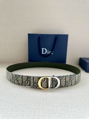 Dior 新款单品，延续经典设计，饰以 CD Icon 标志。光金和白色金属覆层形成鲜明的对比。可与各式 35 毫米腰带搭配，提升格调，打造优雅精致的造型。 /
