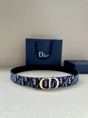 Dior 新款单品，延续经典设计，饰以 CD Icon 标志。光金和白色金属覆层形成鲜明的对比。可与各式 35 毫米腰带搭配，提升格调，打造优雅精致的造型。 /