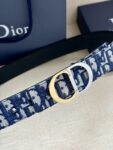 Dior 新款单品，延续经典设计，饰以 CD Icon 标志。光金和白色金属覆层形成鲜明的对比。可与各式 35 毫米腰带搭配，提升格调，打造优雅精致的造型。 /