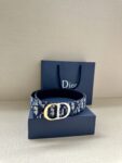Dior 新款单品，延续经典设计，饰以 CD Icon 标志。光金和白色金属覆层形成鲜明的对比。可与各式 35 毫米腰带搭配，提升格调，打造优雅精致的造型。 /