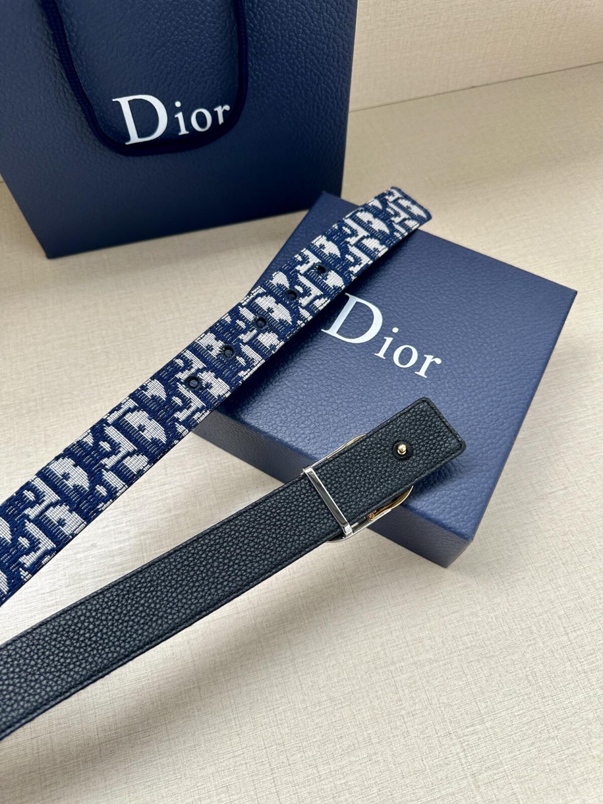 Dior 新款单品，延续经典设计，饰以 CD Icon 标志。光金和白色金属覆层形成鲜明的对比。可与各式 35 毫米腰带搭配，提升格调，打造优雅精致的造型。 /