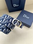 Dior 新款单品，延续经典设计，饰以 CD Icon 标志。光金和白色金属覆层形成鲜明的对比。可与各式 35 毫米腰带搭配，提升格调，打造优雅精致的造型。 /
