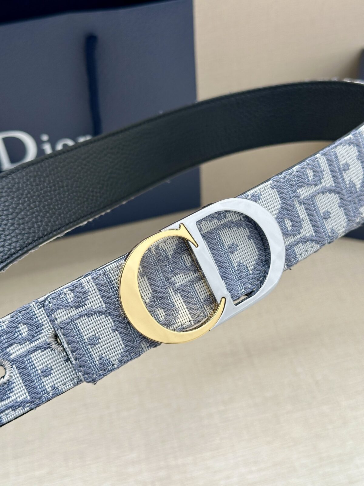 Dior 新款单品，延续经典设计，饰以 CD Icon 标志。光金和白色金属覆层形成鲜明的对比。可与各式 35 毫米腰带搭配，提升格调，打造优雅精致的造型。 /