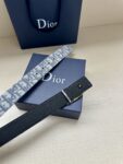 Dior 新款单品，延续经典设计，饰以 CD Icon 标志。光金和白色金属覆层形成鲜明的对比。可与各式 35 毫米腰带搭配，提升格调，打造优雅精致的造型。 /