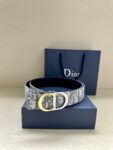 Dior 新款单品，延续经典设计，饰以 CD Icon 标志。光金和白色金属覆层形成鲜明的对比。可与各式 35 毫米腰带搭配，提升格调，打造优雅精致的造型。 /
