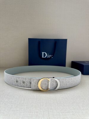Dior 新款单品，延续经典设计，饰以 CD Icon 标志。光金和白色金属覆层形成鲜明的对比。可与各式 35 毫米腰带搭配，提升格调，打造优雅精致的造型。 /
