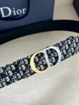 Dior 新款单品，延续经典设计，饰以 CD Icon 标志。光金和白色金属覆层形成鲜明的对比。可与各式 35 毫米腰带搭配，提升格调，打造优雅精致的造型。 /
