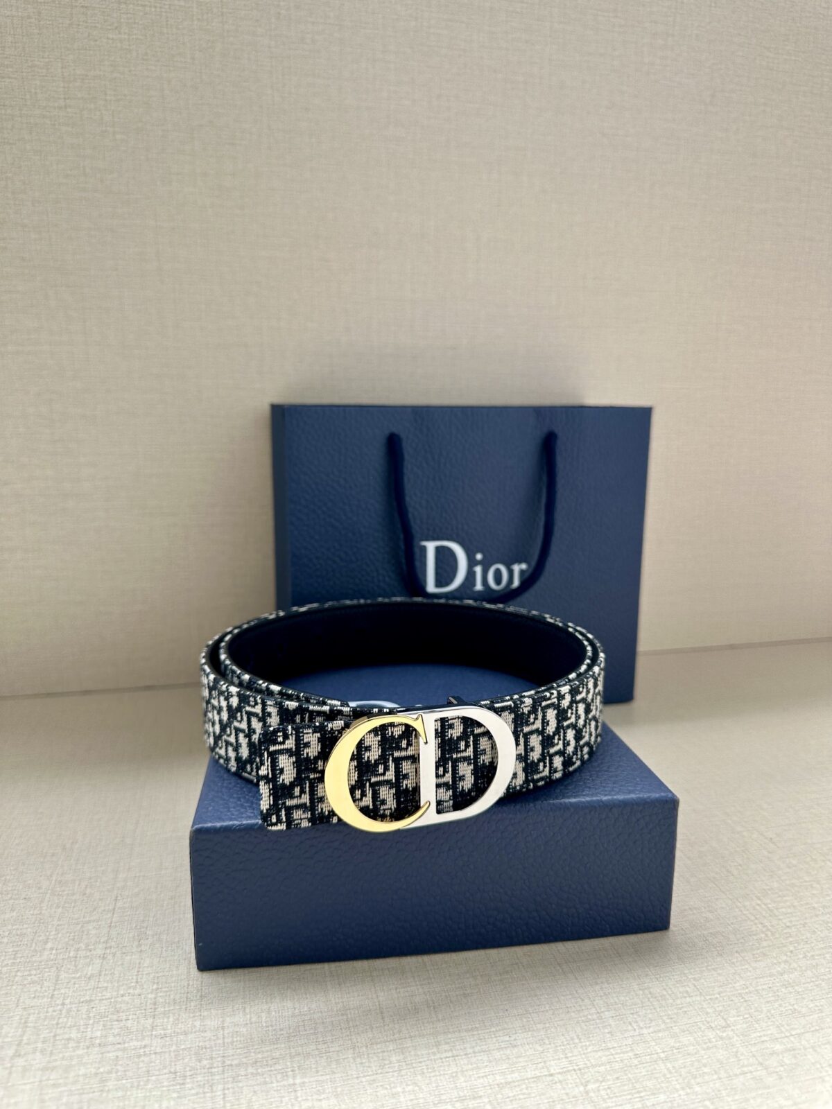 Dior 新款单品，延续经典设计，饰以 CD Icon 标志。光金和白色金属覆层形成鲜明的对比。可与各式 35 毫米腰带搭配，提升格调，打造优雅精致的造型。 /