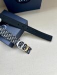 Dior 新款单品，延续经典设计，饰以 CD Icon 标志。光金和白色金属覆层形成鲜明的对比。可与各式 35 毫米腰带搭配，提升格调，打造优雅精致的造型。 /