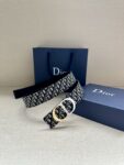 Dior 新款单品，延续经典设计，饰以 CD Icon 标志。光金和白色金属覆层形成鲜明的对比。可与各式 35 毫米腰带搭配，提升格调，打造优雅精致的造型。 /